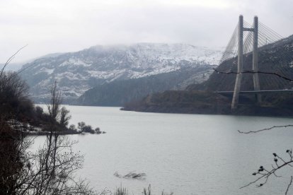 Panorámica del Puente Canto de Sahagún.  Imagen del pantano de los Barrios de Luna de la semana pasada.