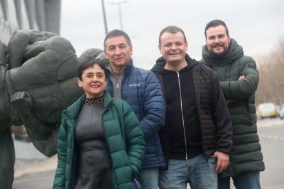 Susana Ropero lidera una nueva etapa con expertos como Héctor de Castro, José Ignacio Celadilla y Abel Isaí Cabero, que posan en la escultura de los aluches.