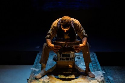 Ahmed Younoussi protagoniza el monólogo inspirado en su propia historia.