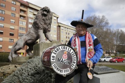 Magín Cantón lleva 40 años con su bombo siendo fiel a la Cultural y a otros equipos que han contado con su animación desde la grada.
