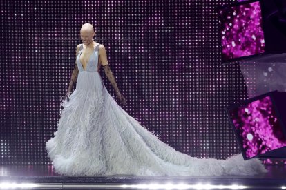 La modelo italiana Bianca Balti aparece en el escenario durante la segunda noche del 75.º Festival de la Canción Italiana de Sanremo, Italia, el 12 de febrero de 2025. EFE/EPA/FABIO FRUSTACI