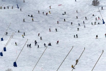 Esquiadores en San Isidro.
