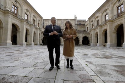La directora del Museo San Isidoro, Raquel Jaén, con el presidente la Fundación Castilla y León y las Cortes y la rectora.  El presidente la Fundación Castilla y León y las Cortes, Carlos Pollán, y la rectora Nuria González, en San Isidoro.