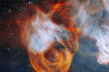 Con tenues capas en rojo, naranja y amarillo, la nebulosa que encierra a NGC 2040 se asemeja a una vibrante rosa en esta imagen captada por el telescopio Gemini Sur, en Chile. Crédito: Observatorio Internacional Gemini/NOIRLab/NSF/AURA.
Procesamiento de la imagen: J. Miller & M. Rodriguez (Observatorio Internacional Gemini/NSF NOIRLab), T.A. Rector (Universidad de Alaska Anchorage/NSF NOIRLab), M. Zamani (NSF NOIRLab).