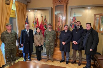La Cofradía del Milagroso Pendón de San Isidoro visitó al coronel Jefe del Regimiento de Artillería.