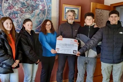 Los alumnos del IES y la directora, con el presidente de la FOP.