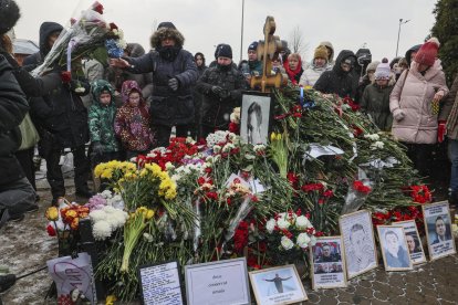 Unas personas dejan flores en la tumba del fallecido líder de la oposición rusa Aléxei Navalni, en el cementerio Borísovski, en Moscú, el 16 de febrero de 2025. EFE/EPA/MAXIM SHIPENKOV