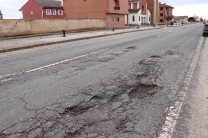 Los baches son contínuos en Quintana de Rueda.