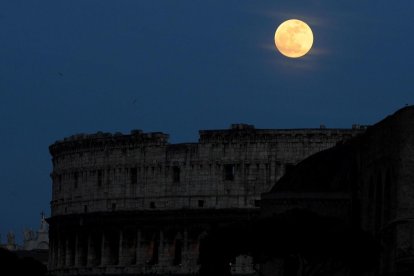 Imagen de archivo del coliseo romano bajo la luna llena, uno de los escenarios en los que Raúl Ordás sitúa su novela ‘Borea. El viento en la arena’.