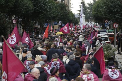 El grueso de la manifestación a su paso por la avenida Roma, con la estatuta de Guzmán al fondo.