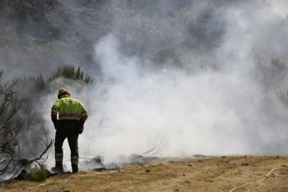 Parte del operativo de la Junta en el incendio del Villar de SantIago.