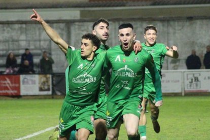 Mas (derecha) celebra junto a sus compañeros uno de sus goles anotados en Ciudad Rodrigo.