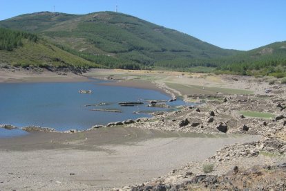 Restos de Oliegos, pueblo desalojado en 1945, en el embalse del pantano de Villameca.