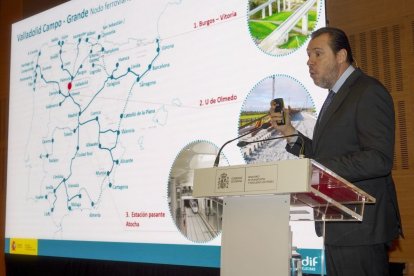El ministro de Transportes, encargado de presentar ayer el desembolso en la estación castellana.