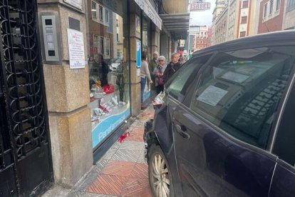 El vehículo empotrado contra un escaparate.
