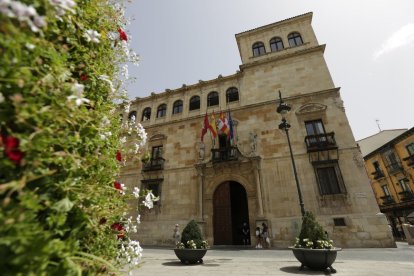 Fachada del Palacio de los Guzmanes, sede central de la Diputación Provincial de León.