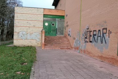 Escaleras de acceso al pabellón deportivo de de Sahagún.