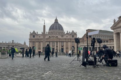 Ubicada a poco más de 4 kilómetros del Hospital Gemelli, donde el papa Francisco permanece ingresado desde hace seis días con una neumonía bilateral, la vida en la Plaza de San Pedro, centro la cristiandad y objetivo de muchos visitantes que llegan a Roma, transcurre con normalidad. Con todas las miradas fijas en el hospital, al que decenas de fieles se acercan a poner velas y mensajes de cariño para el pontífice, en la Ciudad del Vaticano, el epicentro de la religión católica, la jornada sigue como si nada, con cientos de peregrinos que llegan a San Pedro con motivo del Jubileo. -EFE Claudia Sacristán Valle