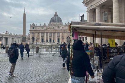 Ubicada a poco más de 4 kilómetros del Hospital Gemelli, donde el papa Francisco permanece ingresado desde hace seis días con una neumonía bilateral, la vida en la Plaza de San Pedro, centro la cristiandad y objetivo de muchos visitantes que llegan a Roma, transcurre con normalidad. Con todas las miradas fijas en el hospital, al que decenas de fieles se acercan a poner velas y mensajes de cariño para el pontífice, en la Ciudad del Vaticano, el epicentro de la religión católica, la jornada sigue como si nada, con cientos de peregrinos que llegan a San Pedro con motivo del Jubileo. -EFE Claudia Sacristán Valle