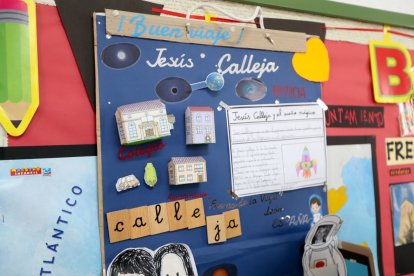 Detalle de la maleta con los mensajes para Calleja.