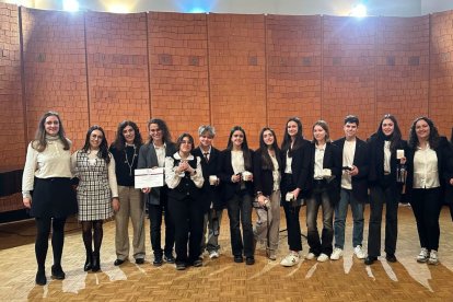 Los alumnos y las alumnas con sus profesoras posan tras ganar en León.