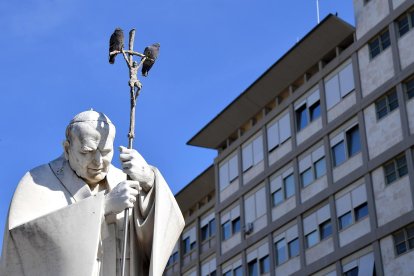 La estatua de Juan Pablo II ante el hospital Gemelli, donde está ingresado el papa Francisco. EFE/EPA/FABIO CIMAGLIA