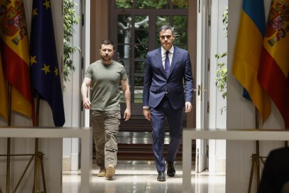Imagen de archivo del presidente de Ucrania, Volodímir Zelenski (i),y el presidente del gobierno español, Pedro Sánchez en Madrid. EFE/ Chema Moya