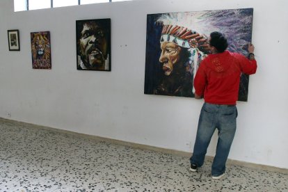 Montaje de la exposición que se inaugura el viernes en Santa Lucía de Gordón.