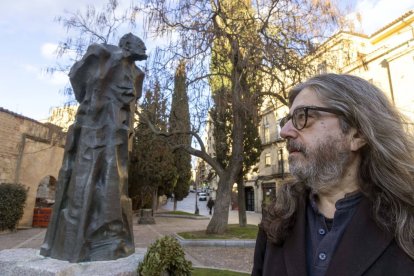 El escritor Luis García Jambrina ante la estatua de Unamuno en Salamanca, donde ejerce como profesor.