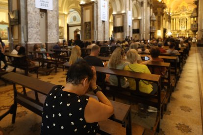 Personas asisten a misa por la salud del papa Francisco este domingo en la Catedral Metropolitana de Buenos Aires.