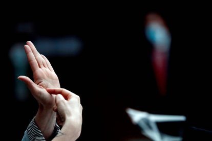 Una persona se comunica en lenguaje de signos.