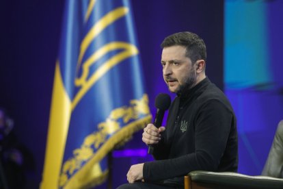 Zelenski ofrece una rueda de prensa ante periodistas extranjeros ayer, en Kiev.