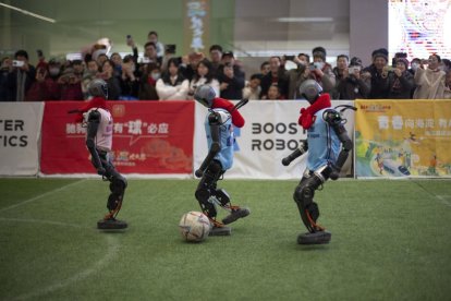 Los robots juegan al fútbol en Pekín.