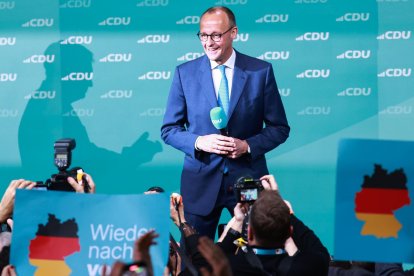 El presidente de la Unión Democristiana (CDU) de Alemania, Friedrich Merz, durante un acto electoral de su partido en Berlín, Alemania, el 23 de febrero de 2025. EFE/EPA/HANNIBAL HANSCHKE