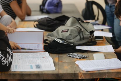 Imagen de archivo de un móvil en la mesa en un centro educativo. EFE/ Manuel Bruque