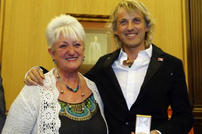 María Jesús y su hijo en  2011, en la entrega de la medalla de oro de León a Jesús Calleja