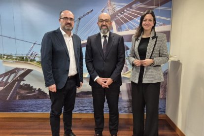 El presidente de Adif, flanqueado por Marco Morala y Lidia Coca, ayer, en Madrid.