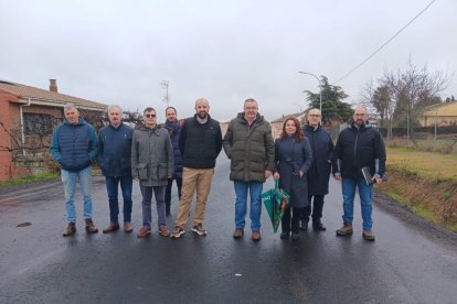 El diputado, en el centro, recibió la obra.