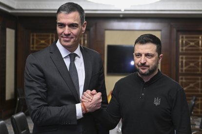El jefe del Ejecutivo español, Pedro Sánchez, se ha reunido este lunes en Kiev de forma bilateral con el presidente ucraniano, Volodímir Zelenski (d), a quien ha reiterado que España continuará apoyando a Ucrania durante el tiempo que sea necesario para lograr una paz justa y duradera. EFE/Pool Moncloa /Borja Puig de la Bellacasa SÓLO USO EDITORIAL, PERMITIDO SU USO SÓLO EN RELACIÓN A LA INFORMACIÓN QUE APARECE EN EL PIE DE FOTO (CRÉDITO OBLIGATORIO)