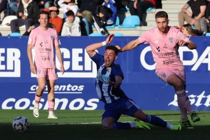 Momento en el que Álvaro Bustos fue objeto del penalti que allanó el camino de la Deportiva.