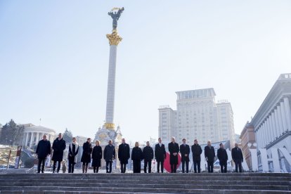 Zelenski con los líderes internacionales que acudieron ayer a la cumbre en Kiev por el tercer aniversario de la guerra.