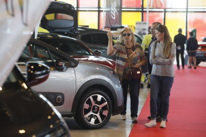 Imagen de archivo de una feria de venta de coches.