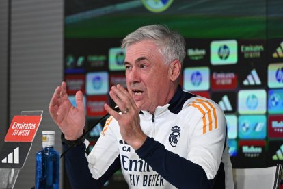 El entrenador del Real Madrid, Carlo Ancelotti durante la rueda de prensa posterior al entrenamiento del equipo en la Ciudad deportiva de Valdebebas. EFE/Fernando Villar