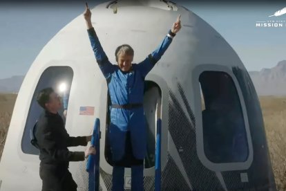 Jesús Calleja sale de la cápsula tras viajar al espacio a bordo del cohete New Shepard de Blue Origin.