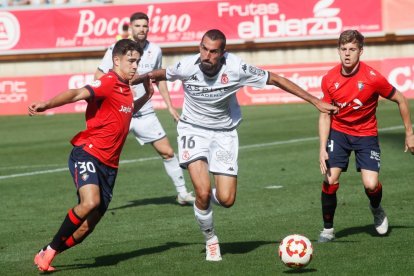 Sergi Maestre se lleva el balón en el Cultural-Osasuna en el Reino.