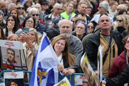 Israelíes reunidos para ver la liberación de dos rehenes en una pantalla grande en la Plaza de los Rehenes en Tel Aviv, Israel, el 22 de febrero de 2025. EFE/EPA/ABIR SULTAN