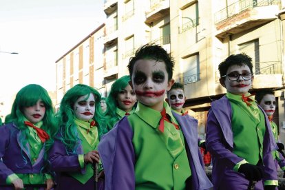 Desfile de Carnaval en Santa María del Páramo el año pasado, con integrantes de todas las edades que disfrutaron de este evento. MEDINA