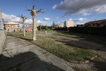 Vista del parque infantil en Fresno que será rehabilitado.