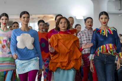La diseñadora española Ágatha Ruiz de la Prada (c) presenta su nueva colección este domingo, en Nueva York (Estados Unidos).