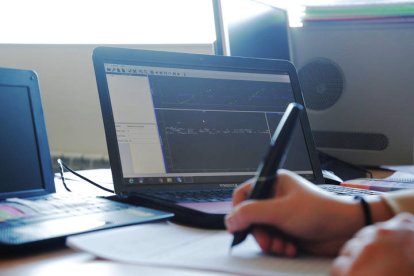 Un estudiante realiza un proyecto.